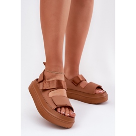 Inna Sandálias femininas em Camel Velcro Plast castanho 2