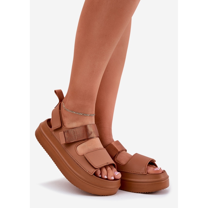 Inna Sandálias femininas em Camel Velcro Plast marrom 1