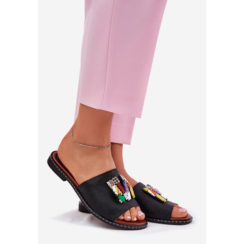 Jezzi Chinelos femininos de salto plano com decoração, pretos 1