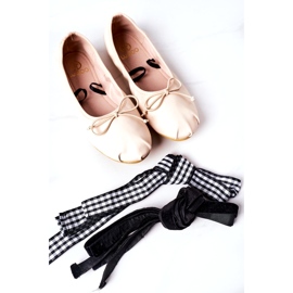 Ballerinas femininas amarradas com um laço nu bege 1