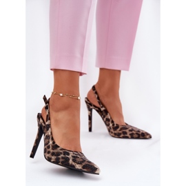 Inna Sandálias decoradas em um pin bege e estampa de leopardo preto 2