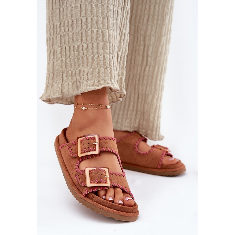 Inna Chinelos femininos com fivelas e camelo decorativo castanho 2 Inna Chinelos femininos com fivelas e camelo decorativo castanho 2