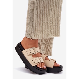 Inna Chinelos femininos com fivelas na plataforma bege 1