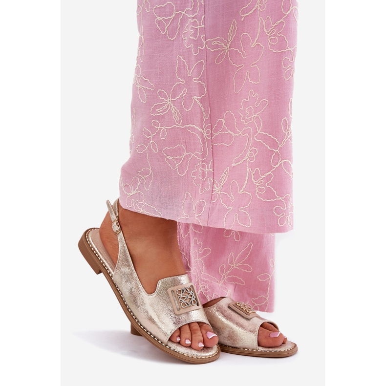 S.Barski Sandálias planas femininas elegantes com um ornamento de S. Barski KV51-082 Gold dourado 1