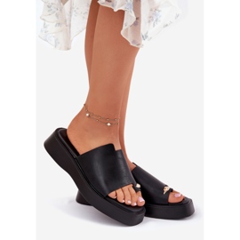 EVento Os chinelos femininos na plataforma com um detalhe decorativo preto 1