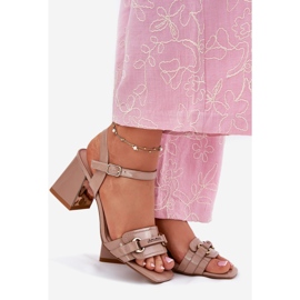 EVento Sandálias femininas envernizadas em couro no post bege 1