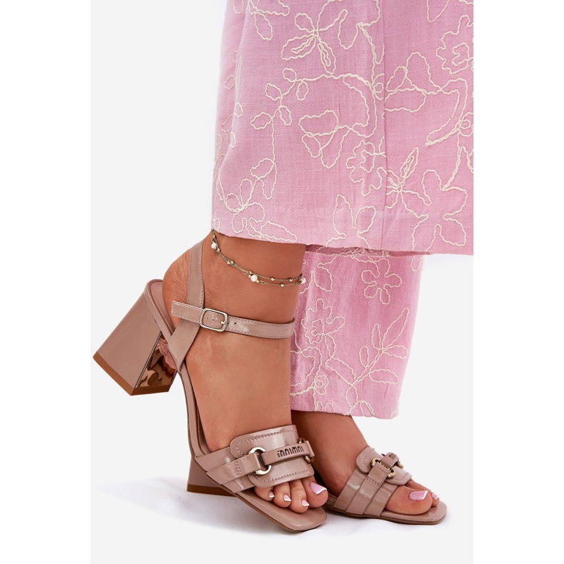 EVento Sandálias femininas envernizadas em couro no post bege 1