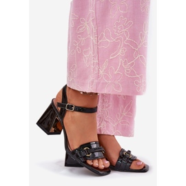 EVento Sandálias femininas lacadas em couro no pilar preto 1