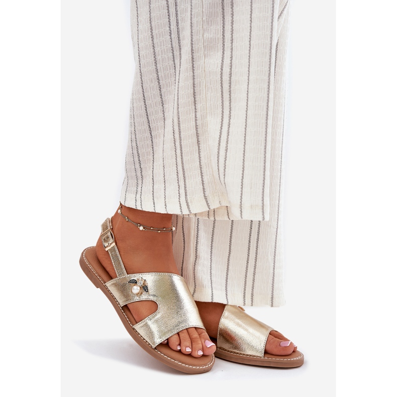 Sandálias femininas planas com um detalhe decorativo de Vinceza 17378 Zlotys dourado 1