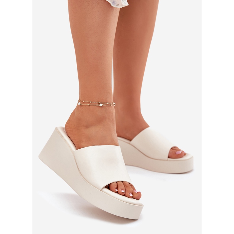 Inna Chinelos femininos em couro ancóico bege brilhante 1