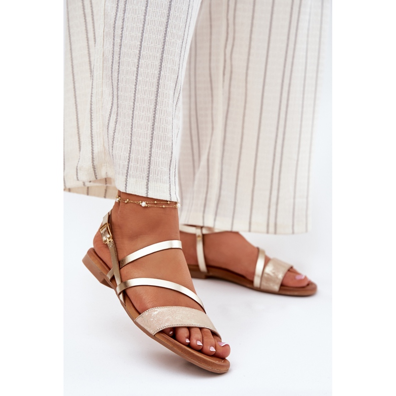 Maciejka Sandálias de couro feminino de salto plano 06966-25 PLN dourado 2