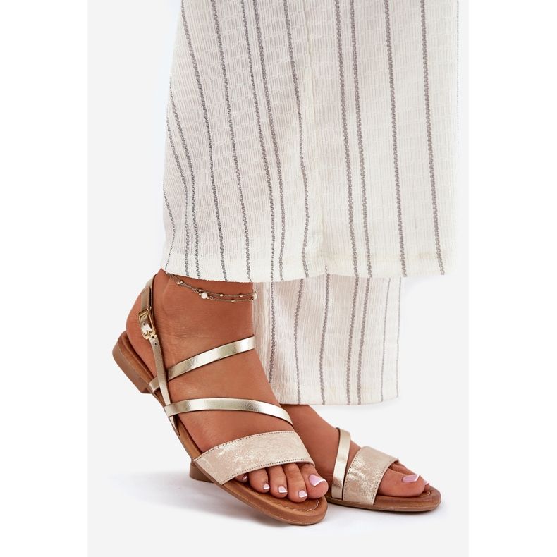Maciejka Sandálias de couro feminino de salto plano 06966-25 PLN dourado 1
