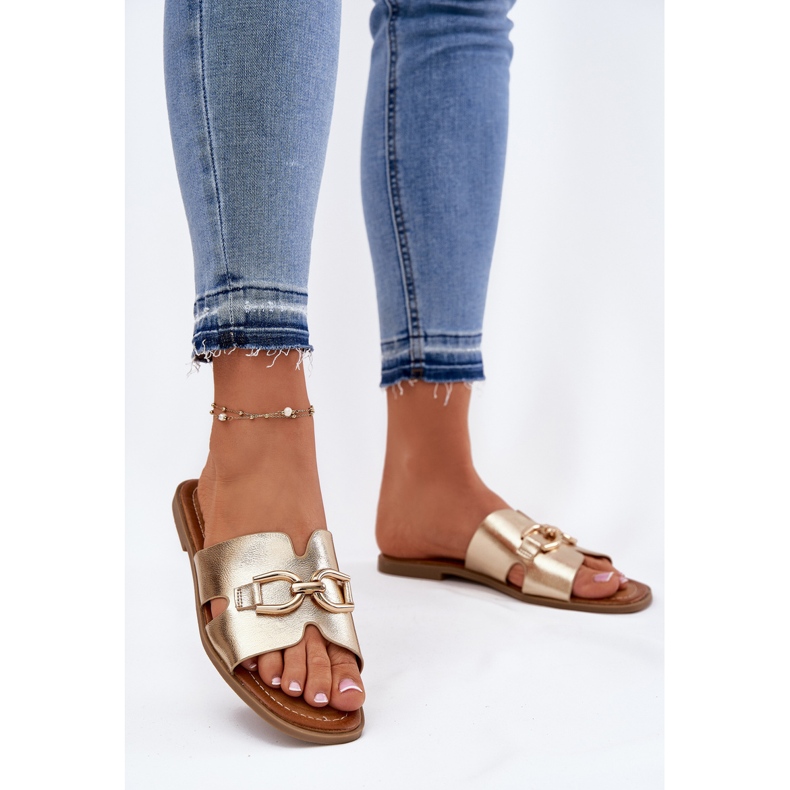 EVento Chinelos planos femininos com um detalhe dourado decorativo 2 EVento Chinelos planos femininos com um detalhe dourado decorativo 2