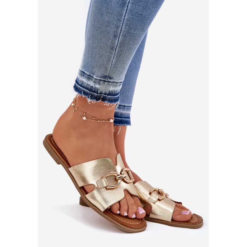 EVento Chinelos planos femininos com um detalhe dourado decorativo 1 EVento Chinelos planos femininos com um detalhe dourado decorativo 1