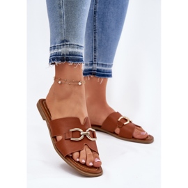 EVento Chinelos planos femininos com um detalhe decorativo de camelo marrom 2