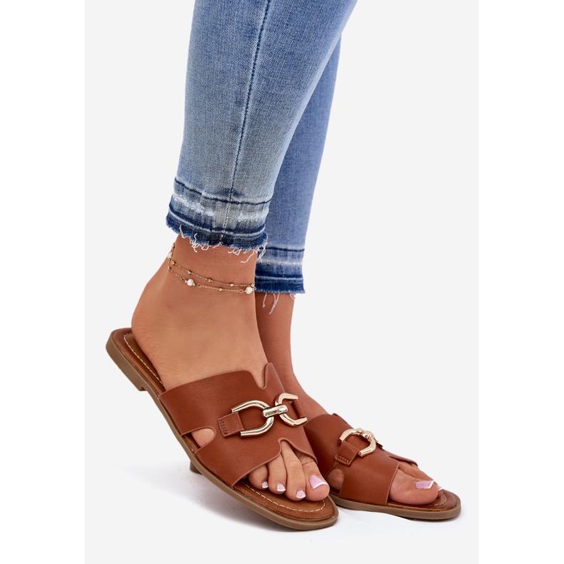 EVento Chinelos planos femininos com um detalhe decorativo de camelo castanho 1 EVento Chinelos planos femininos com um detalhe decorativo de camelo castanho 1