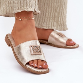 S.Barski Flip-flops de salto plano feminino com um ornamento S. Barski KV51-089 Gold dourado 2 S.Barski Flip-flops de salto plano feminino com um ornamento S. Barski KV51-089 Gold dourado 2