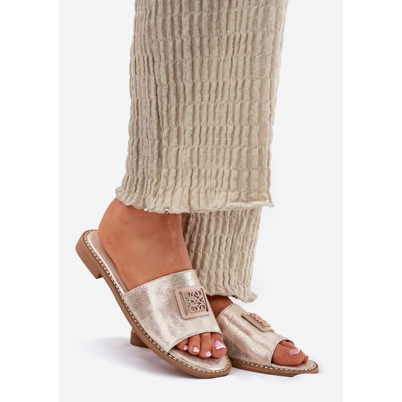 S.Barski Flip-flops de salto plano feminino com um ornamento S. Barski KV51-089 Gold dourado 1 S.Barski Flip-flops de salto plano feminino com um ornamento S. Barski KV51-089 Gold dourado 1