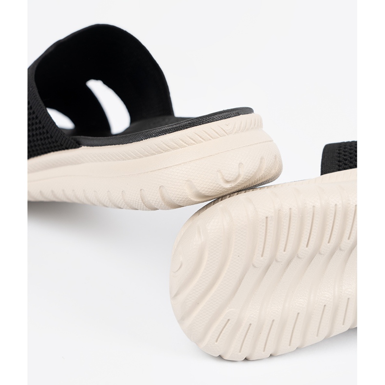 Chinelos pretos femininos na plataforma Sergio Leone 1