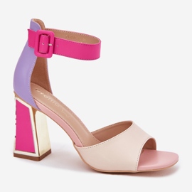 EVento Sandálias femininas elegantes no post bege-rosa 2