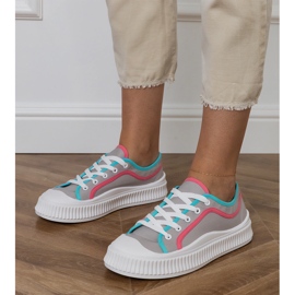 Tênis de mulheres cinzas na plataforma 1