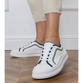 Tênis branco feminino na plataforma 1