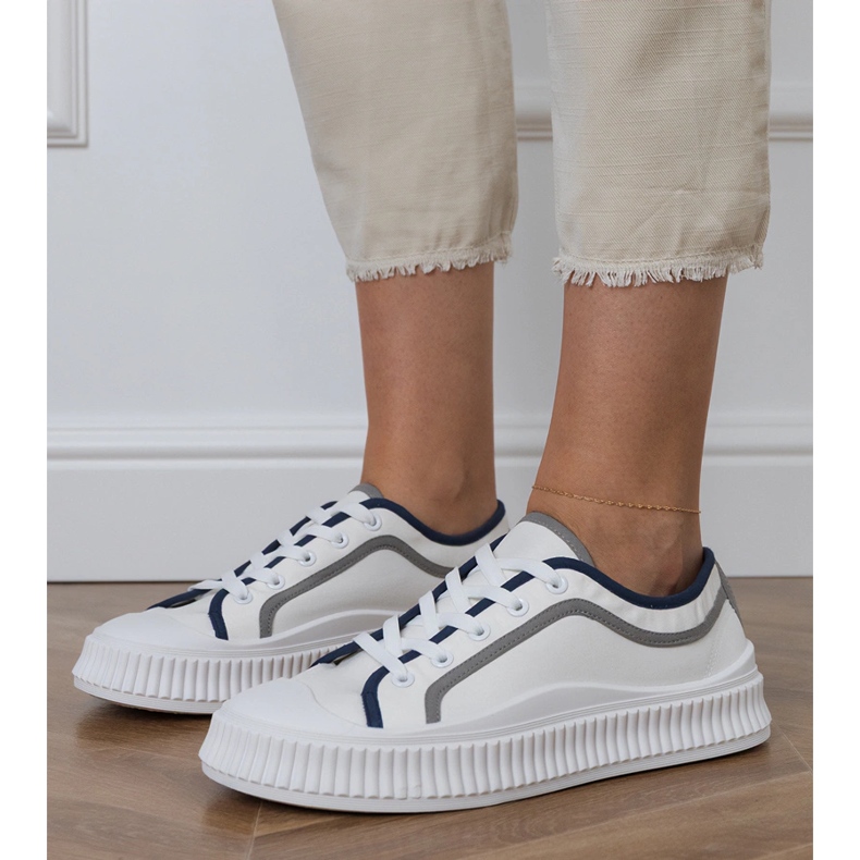 Tênis branco feminino na plataforma 2