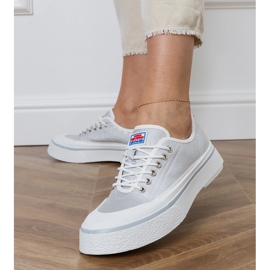 Tênis de mulheres cinzas na plataforma 2