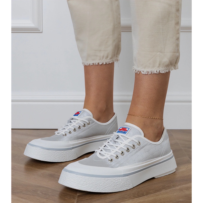 Tênis de mulheres cinzas na plataforma 1