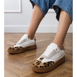 Tênis brancos com um acessório de leopardo 1