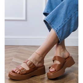 Flip -flops marrons com grampos em listras castanho 1