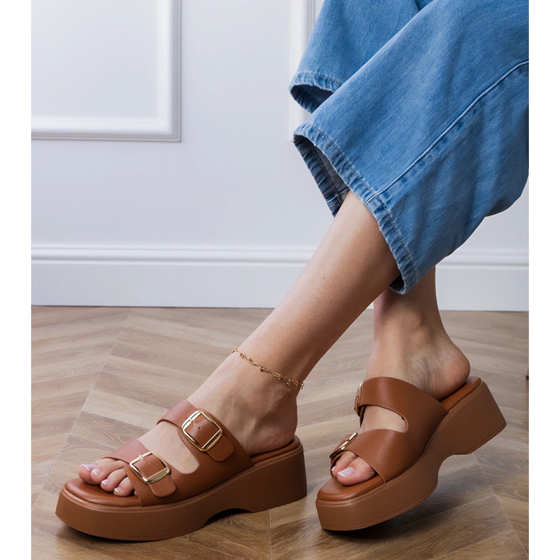 Flip -flops marrons com grampos em listras marrom 1