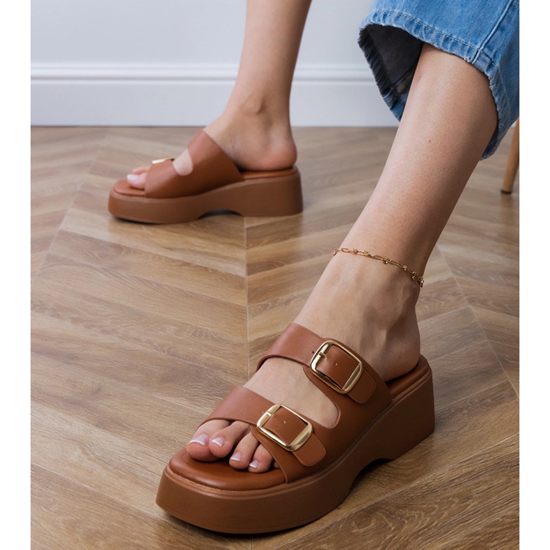 Flip -flops marrons com grampos em listras marrom 2