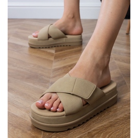 Flip -flops marrons com listras na plataforma marrom 2