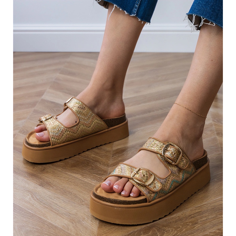 Chinelos dourados com grampos em listras 1