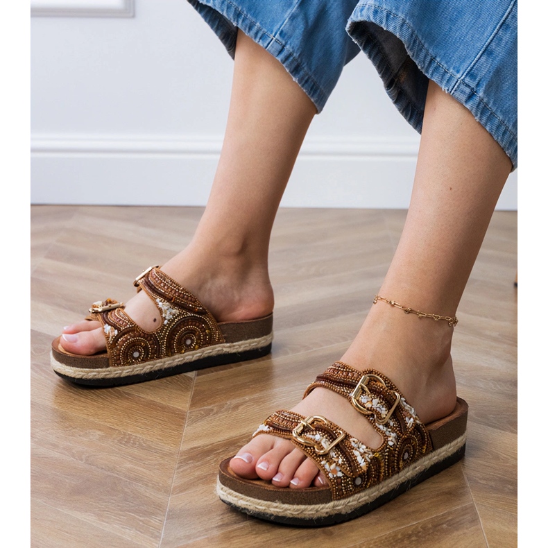 Chinelos étnicos marrons com grampos em listras castanho 1