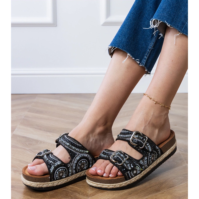 Chinelos étnicos pretos com grampos em listras 2