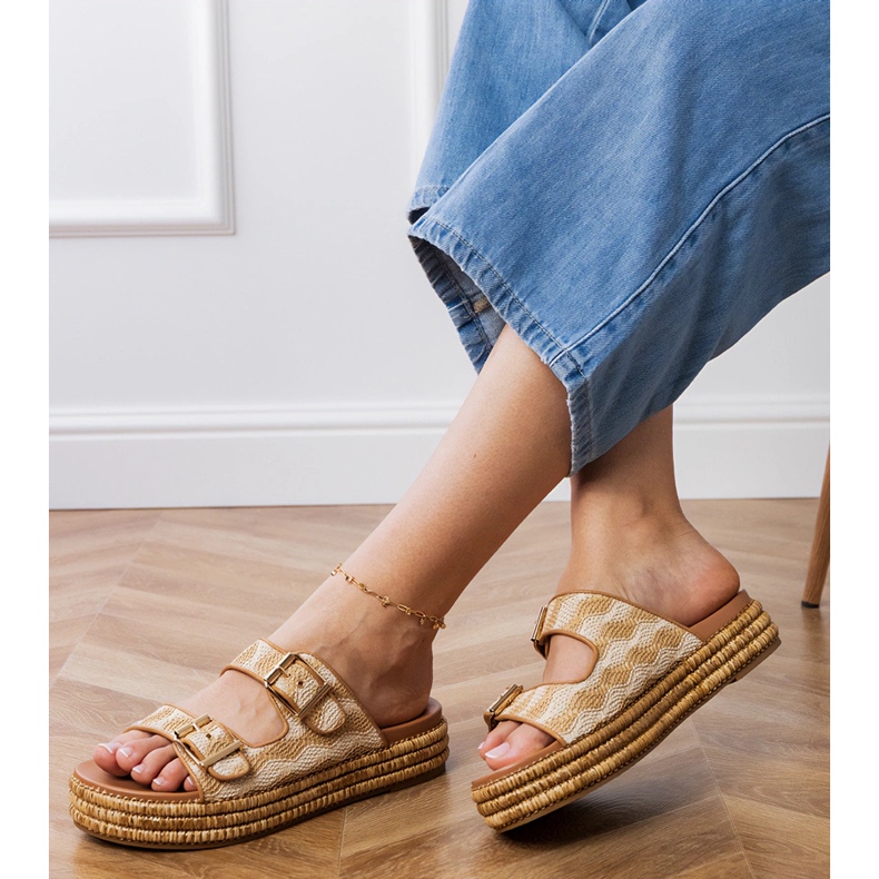 Abas bege com grampos em listras 2