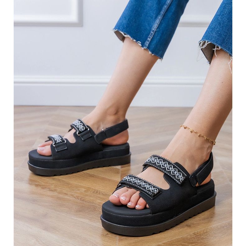 Sandálias pretas com listras bordadas na plataforma preto 1
