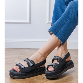 Sandálias pretas com listras bordadas na plataforma preto 2