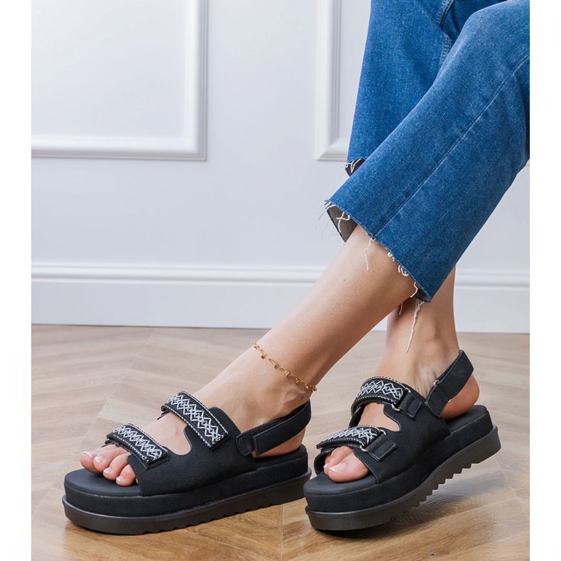 Sandálias pretas com listras bordadas na plataforma preto 2