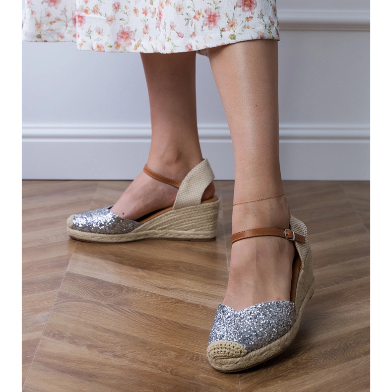 Sandálias de brocado prateado na cunha prata 1