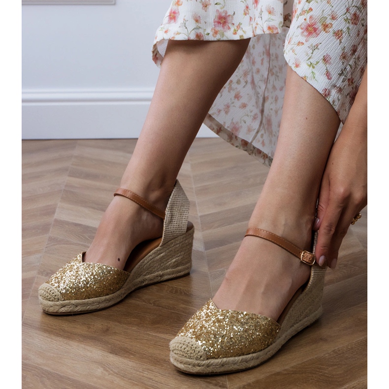 Sandálias de brocado dourado em uma cunha 2