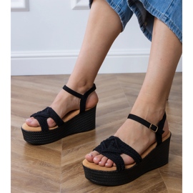 Sandálias pretas na plataforma com uma alça amarrada preto 1