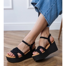 Sandálias pretas na plataforma com uma alça amarrada preto 2