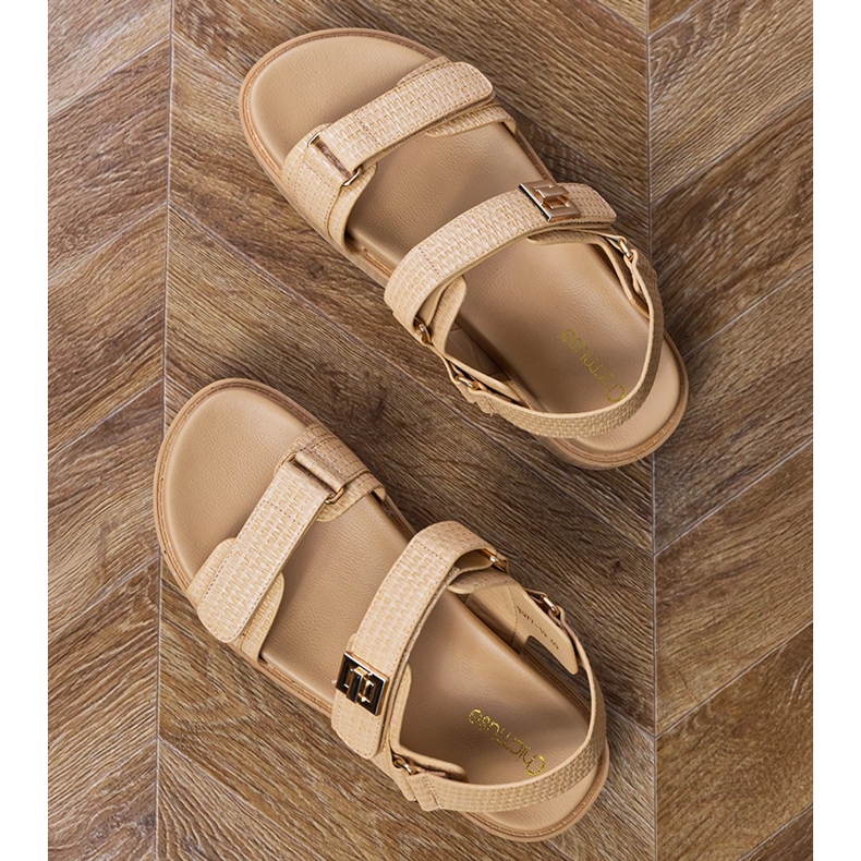 Sandálias bege na plataforma com tiras no velcro 2