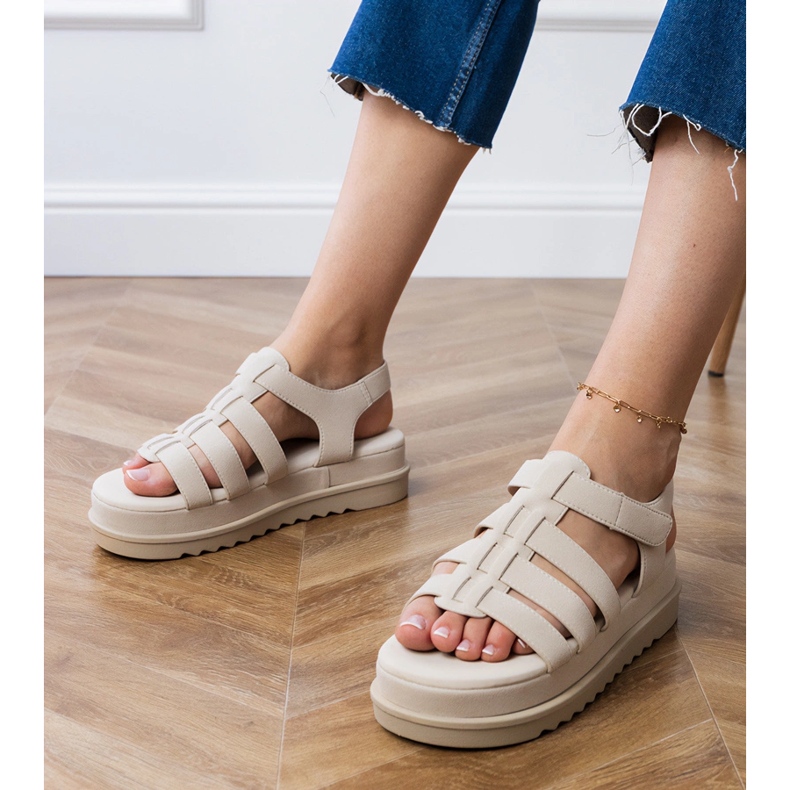 Sandálias de gladiador bege na plataforma 1