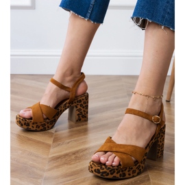 Sandálias Brown EcoSam no post marrom 1