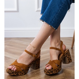 Sandálias Brown EcoSam no post marrom 2