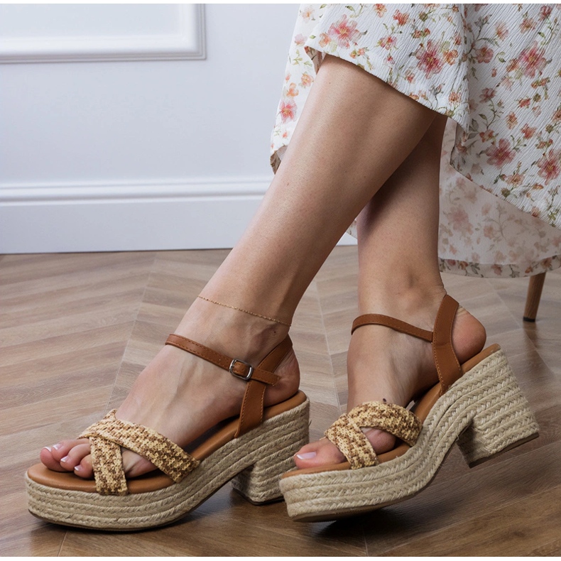 Sandálias marrons que se espalharam no poste castanho 1